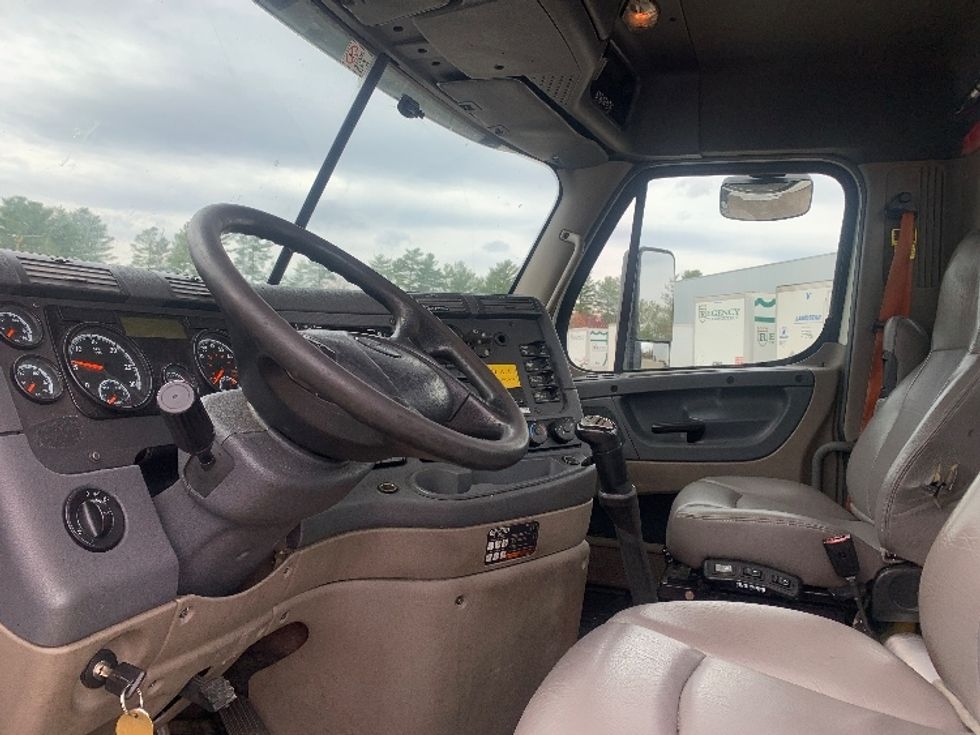 Day Cab Tractor-Heavy Duty Tractors-Freightliner-2019-Cascadia 12564ST-Franklin-MA-550,871\n\t\tmiles-$ 24,250 - Image 10