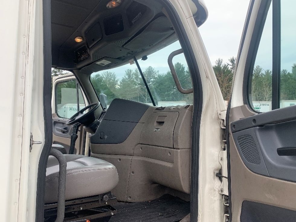 Day Cab Tractor-Heavy Duty Tractors-Freightliner-2019-Cascadia 12564ST-Franklin-MA-550,871\n\t\tmiles-$ 24,250 - Image 12