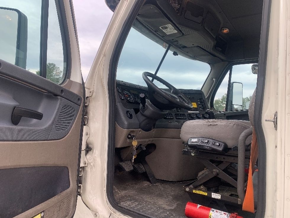 Day Cab Tractor-Heavy Duty Tractors-Freightliner-2019-Cascadia 12564ST-Franklin-MA-550,871\n\t\tmiles-$ 24,250 - Image 9