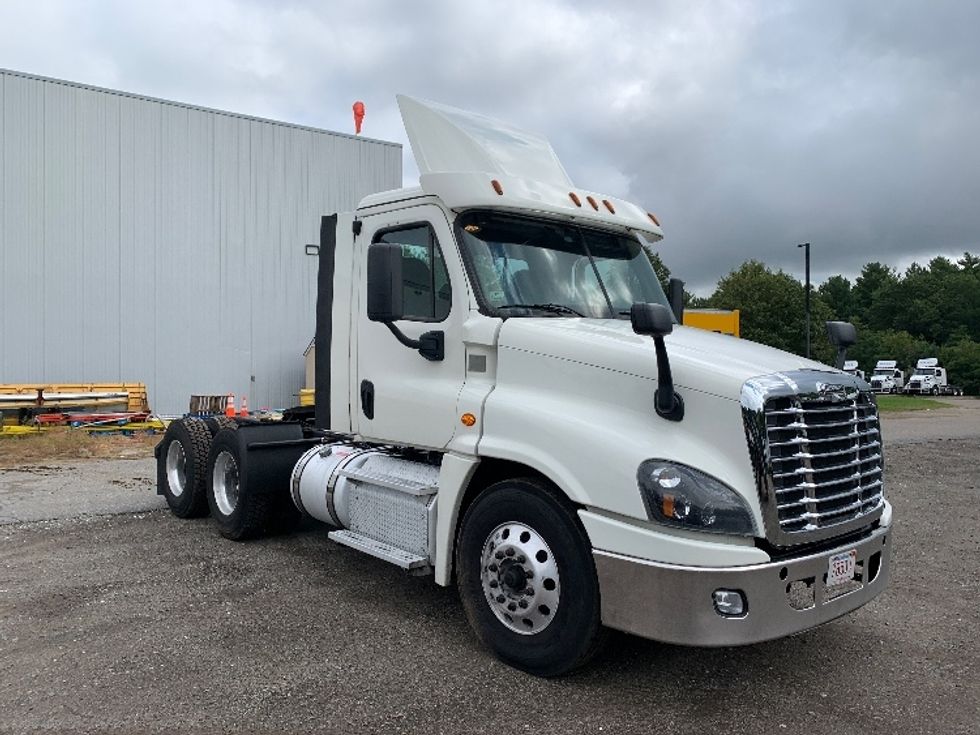 Day Cab Tractor-Heavy Duty Tractors-Freightliner-2019-Cascadia 12564ST-Franklin-MA-551,461\n\t\tmiles-$ 24,250 - Image 1