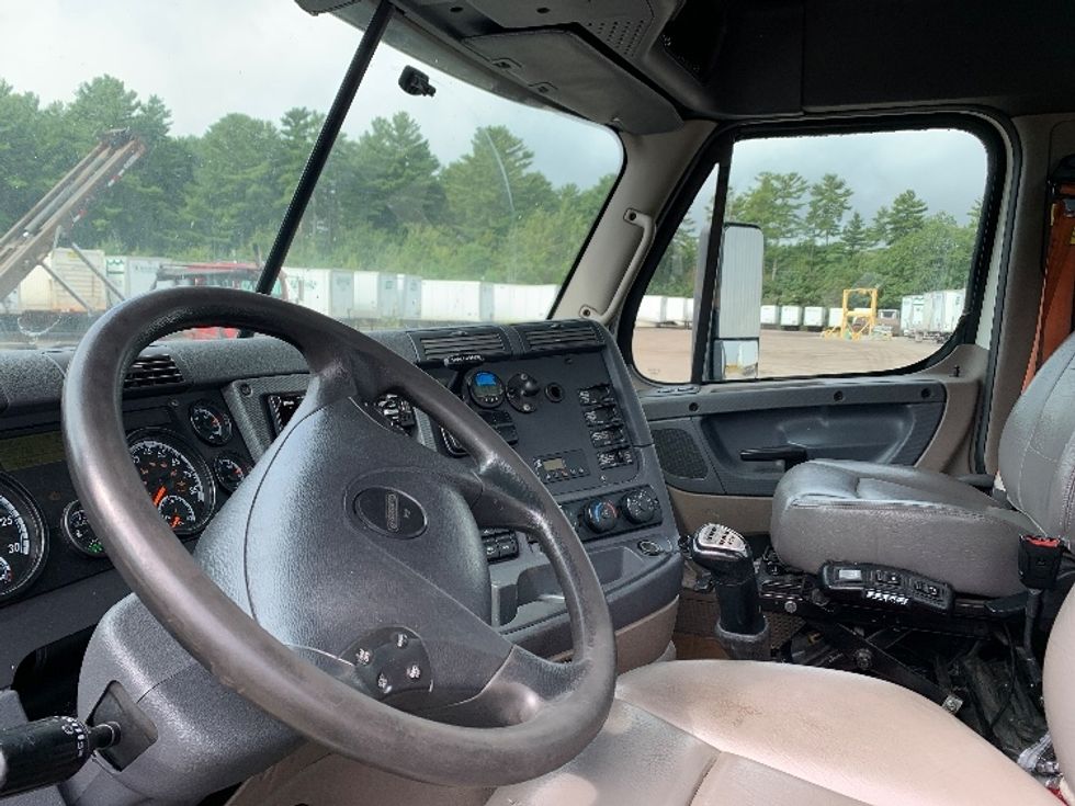Day Cab Tractor-Heavy Duty Tractors-Freightliner-2019-Cascadia 12564ST-Franklin-MA-551,461\n\t\tmiles-$ 24,250 - Image 10