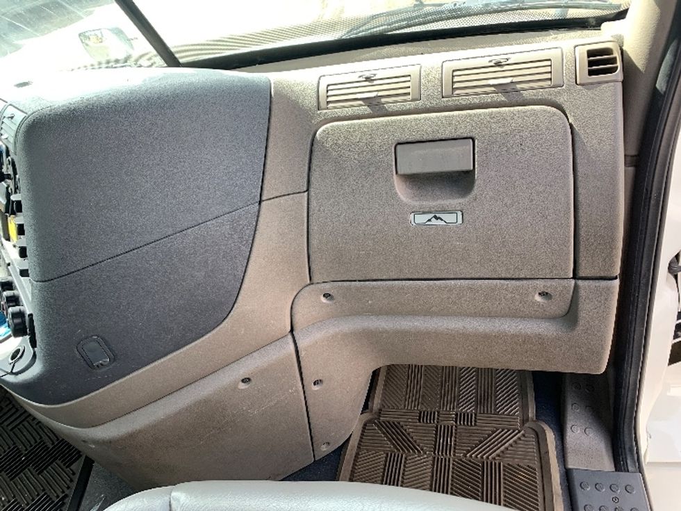 Day Cab Tractor-Heavy Duty Tractors-Freightliner-2019-Cascadia 12564ST-Franklin-MA-551,461\n\t\tmiles-$ 24,250 - Image 13