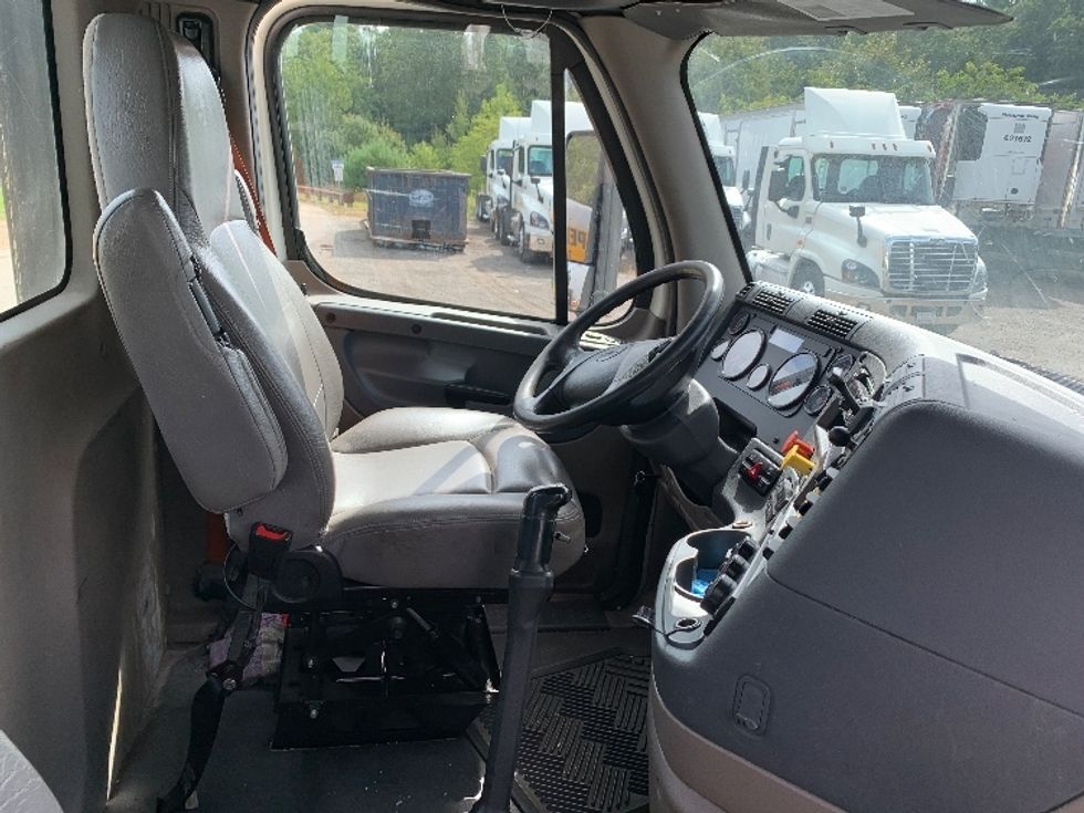 Day Cab Tractor-Heavy Duty Tractors-Freightliner-2019-Cascadia 12564ST-Franklin-MA-551,461\n\t\tmiles-$ 24,250 - Image 14