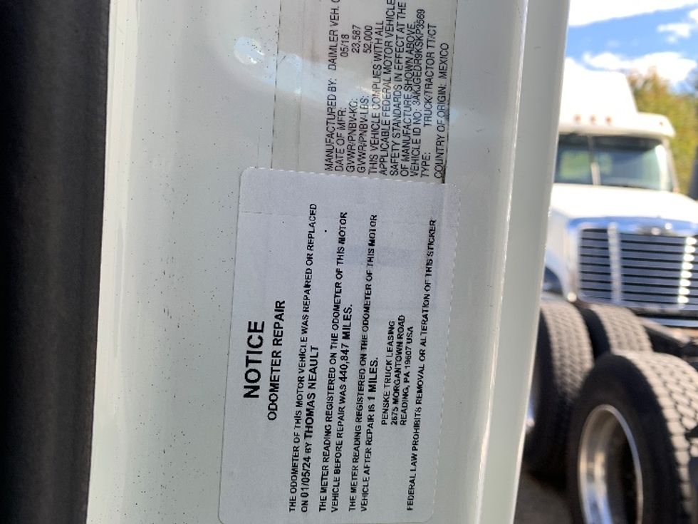 Day Cab Tractor-Heavy Duty Tractors-Freightliner-2019-Cascadia 12564ST-Franklin-MA-551,461\n\t\tmiles-$ 24,250 - Image 17