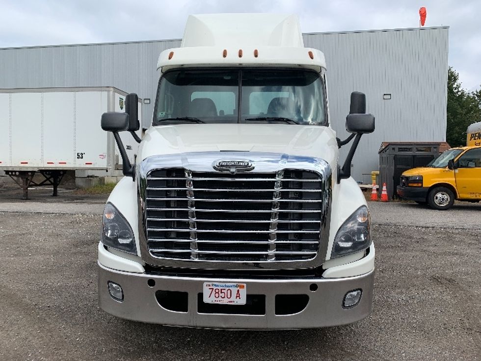 Day Cab Tractor-Heavy Duty Tractors-Freightliner-2019-Cascadia 12564ST-Franklin-MA-551,461\n\t\tmiles-$ 24,250 - Image 2