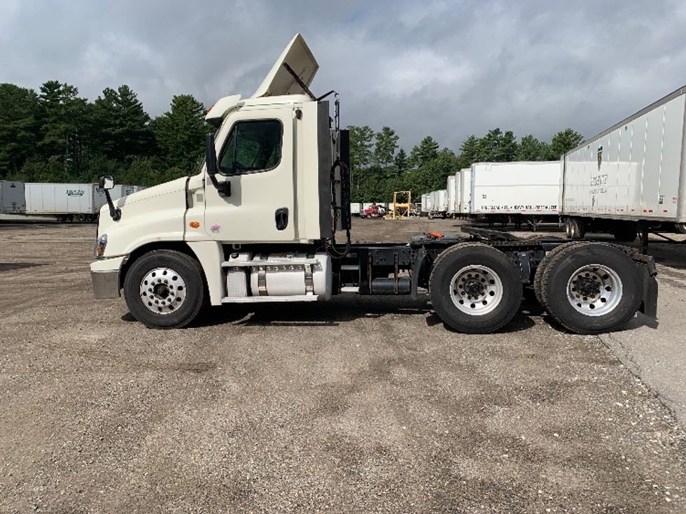 Day Cab Tractor-Heavy Duty Tractors-Freightliner-2019-Cascadia 12564ST-Franklin-MA-551,461\n\t\tmiles-$ 24,250 - Image 4
