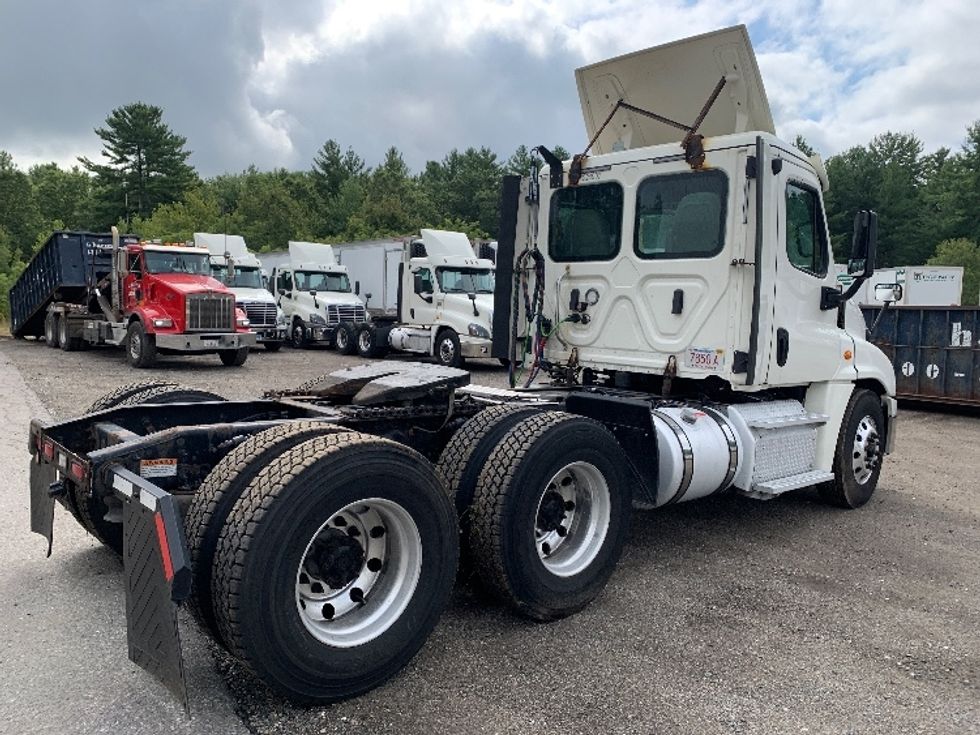 Day Cab Tractor-Heavy Duty Tractors-Freightliner-2019-Cascadia 12564ST-Franklin-MA-551,461\n\t\tmiles-$ 24,250 - Image 7