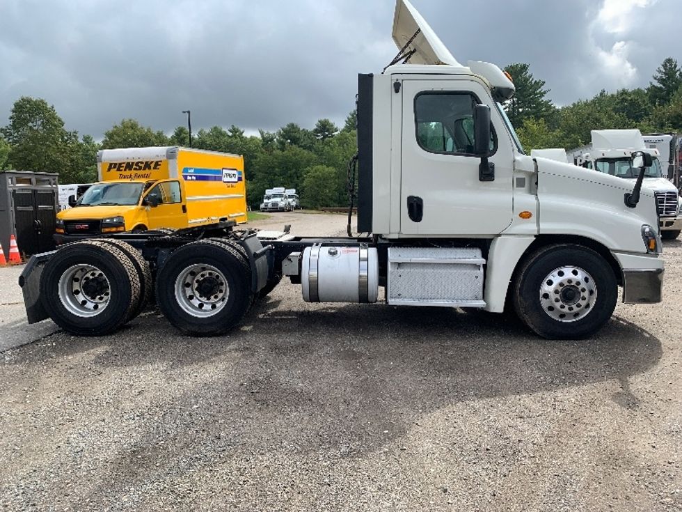 Day Cab Tractor-Heavy Duty Tractors-Freightliner-2019-Cascadia 12564ST-Franklin-MA-551,461\n\t\tmiles-$ 24,250 - Image 8