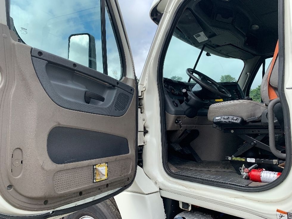 Day Cab Tractor-Heavy Duty Tractors-Freightliner-2019-Cascadia 12564ST-Franklin-MA-551,461\n\t\tmiles-$ 24,250 - Image 9