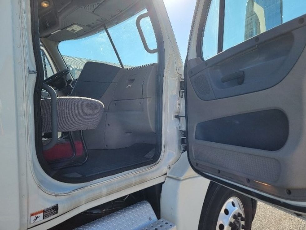 Day Cab Tractor-Heavy Duty Tractors-Freightliner-2019-Cascadia 12564ST-Fredericksburg-VA-227,177\n\t\tmiles-$ 44,000 - Image 10