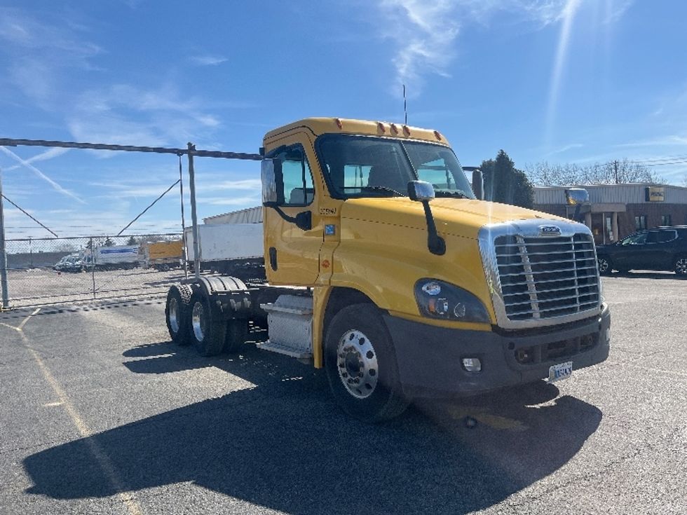 Day Cab Tractor-Heavy Duty Tractors-Freightliner-2019-Cascadia 12564ST-Fredonia-NY-374,639\n\t\tmiles-$ 40,250 - Image 1