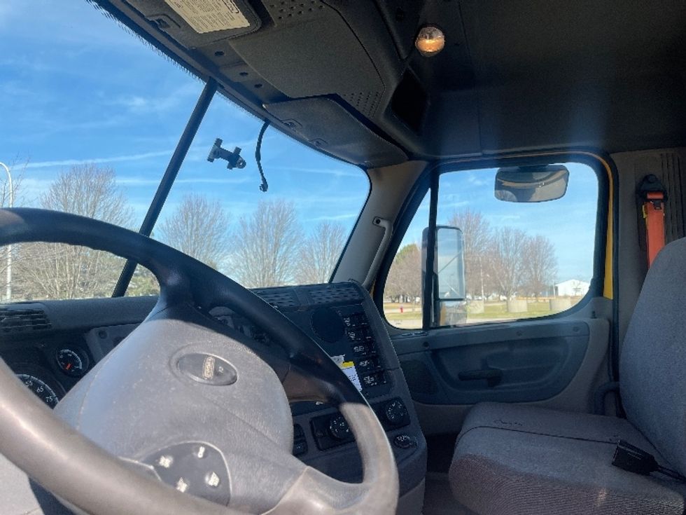 Day Cab Tractor-Heavy Duty Tractors-Freightliner-2019-Cascadia 12564ST-Fredonia-NY-374,639\n\t\tmiles-$ 40,250 - Image 10