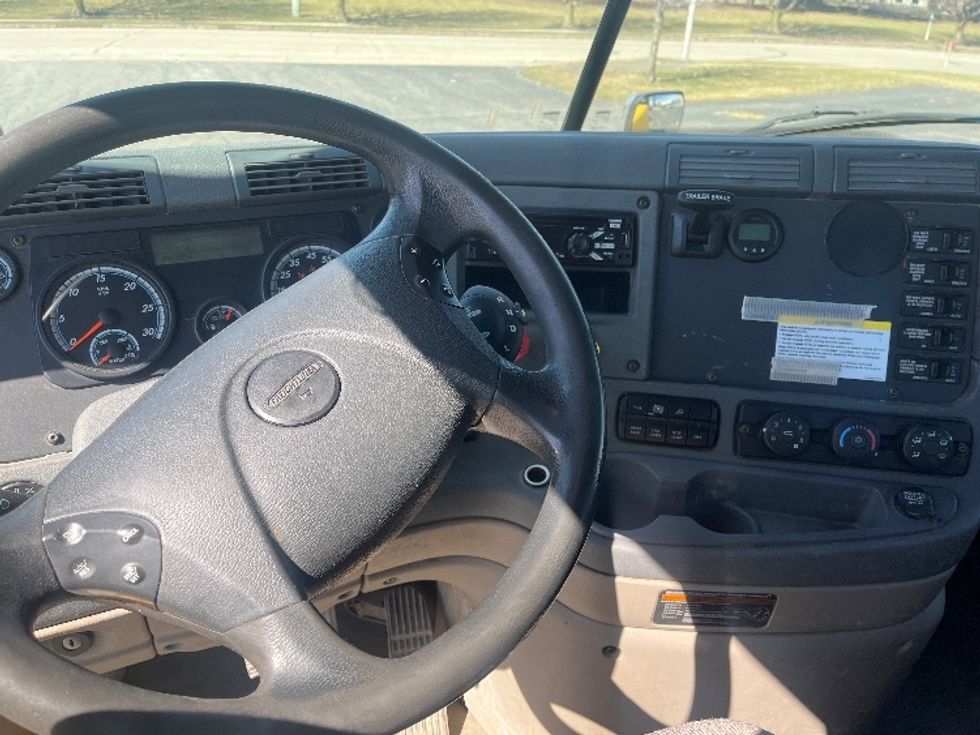 Day Cab Tractor-Heavy Duty Tractors-Freightliner-2019-Cascadia 12564ST-Fredonia-NY-374,639\n\t\tmiles-$ 40,250 - Image 11