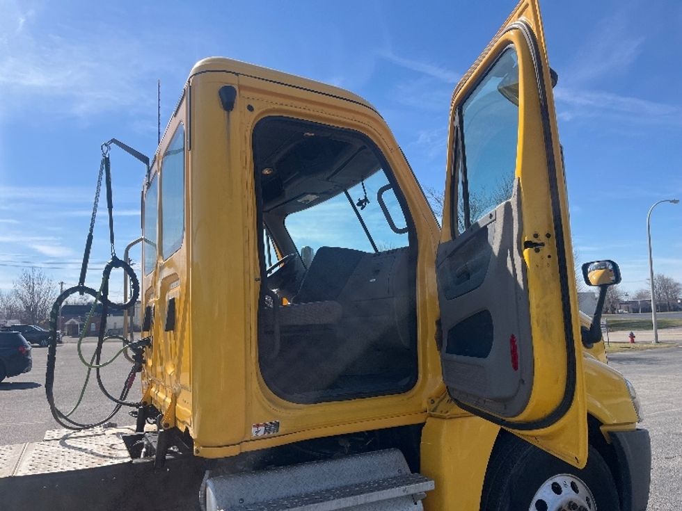 Day Cab Tractor-Heavy Duty Tractors-Freightliner-2019-Cascadia 12564ST-Fredonia-NY-374,639\n\t\tmiles-$ 40,250 - Image 12