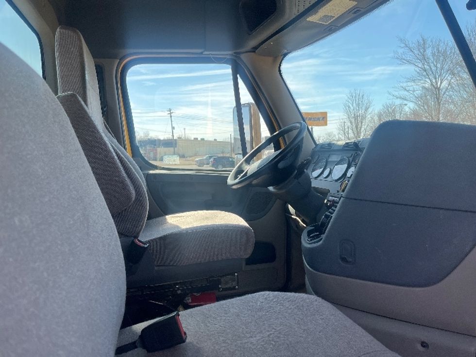 Day Cab Tractor-Heavy Duty Tractors-Freightliner-2019-Cascadia 12564ST-Fredonia-NY-374,639\n\t\tmiles-$ 40,250 - Image 14