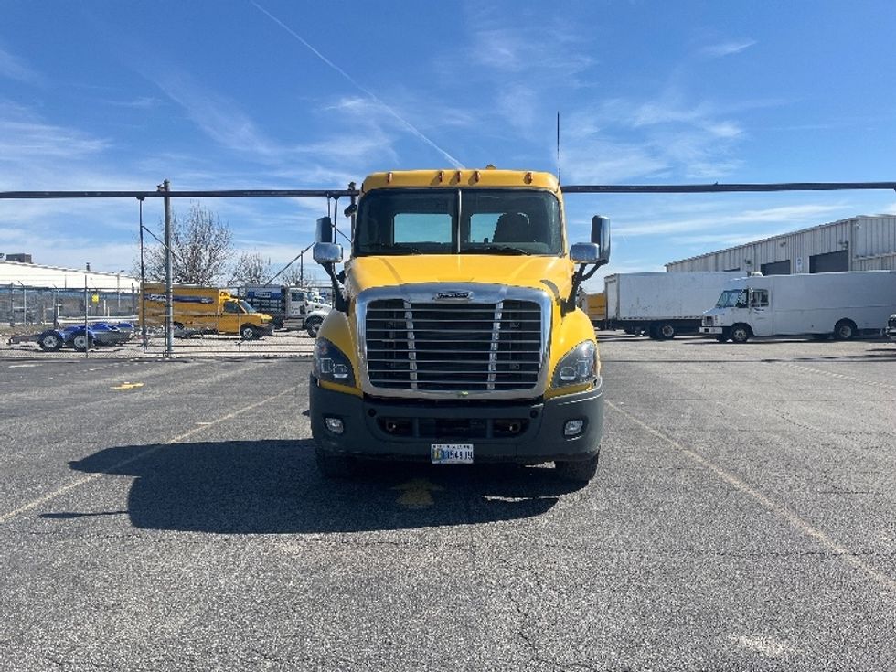 Day Cab Tractor-Heavy Duty Tractors-Freightliner-2019-Cascadia 12564ST-Fredonia-NY-374,639\n\t\tmiles-$ 40,250 - Image 2