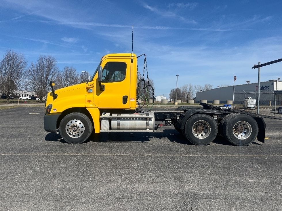 Day Cab Tractor-Heavy Duty Tractors-Freightliner-2019-Cascadia 12564ST-Fredonia-NY-374,639\n\t\tmiles-$ 40,250 - Image 4