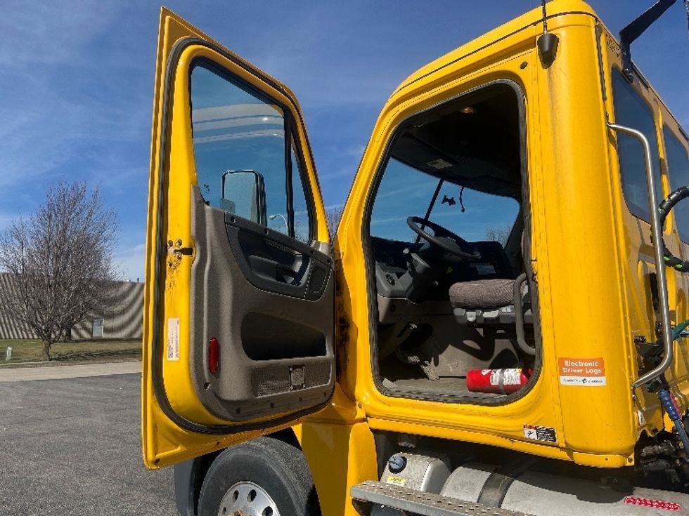 Day Cab Tractor-Heavy Duty Tractors-Freightliner-2019-Cascadia 12564ST-Fredonia-NY-374,639\n\t\tmiles-$ 40,250 - Image 9