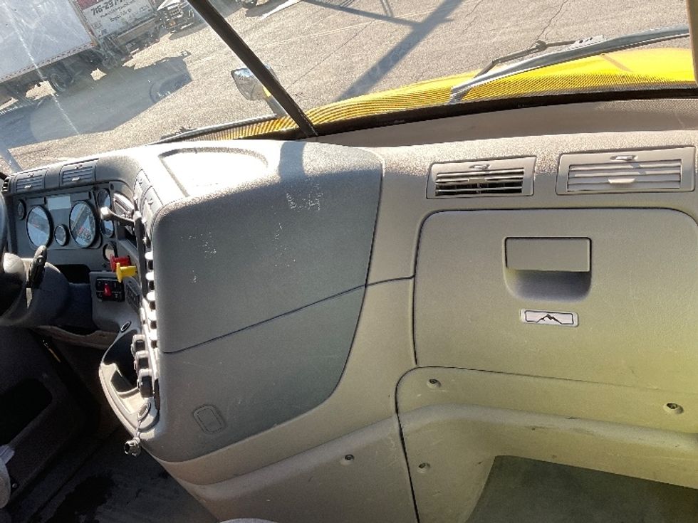 Day Cab Tractor-Heavy Duty Tractors-Freightliner-2019-Cascadia 12564ST-Fredonia-NY-389,953\n\t\tmiles-$ 41,250 - Image 13