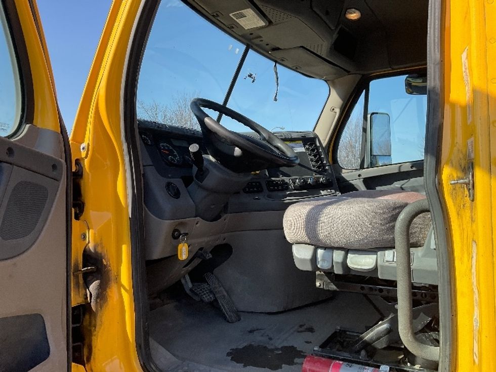 Day Cab Tractor-Heavy Duty Tractors-Freightliner-2019-Cascadia 12564ST-Fredonia-NY-389,953\n\t\tmiles-$ 41,250 - Image 9