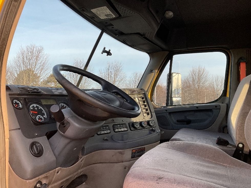 Day Cab Tractor-Heavy Duty Tractors-Freightliner-2019-Cascadia 12564ST-Fredonia-NY-390,420\n\t\tmiles-$ 39,500 - Image 10