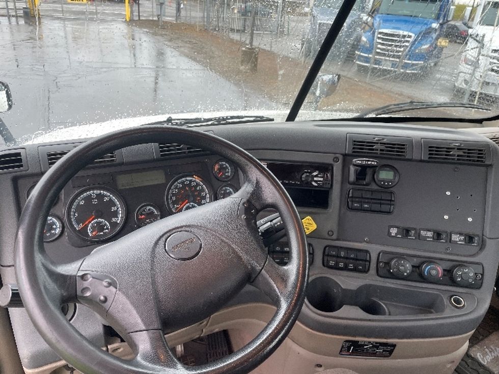 Day Cab Tractor-Heavy Duty Tractors-Freightliner-2019-Cascadia 12564ST-Fresno-CA-155,400\n\t\tmiles-$ 72,000 - Image 11
