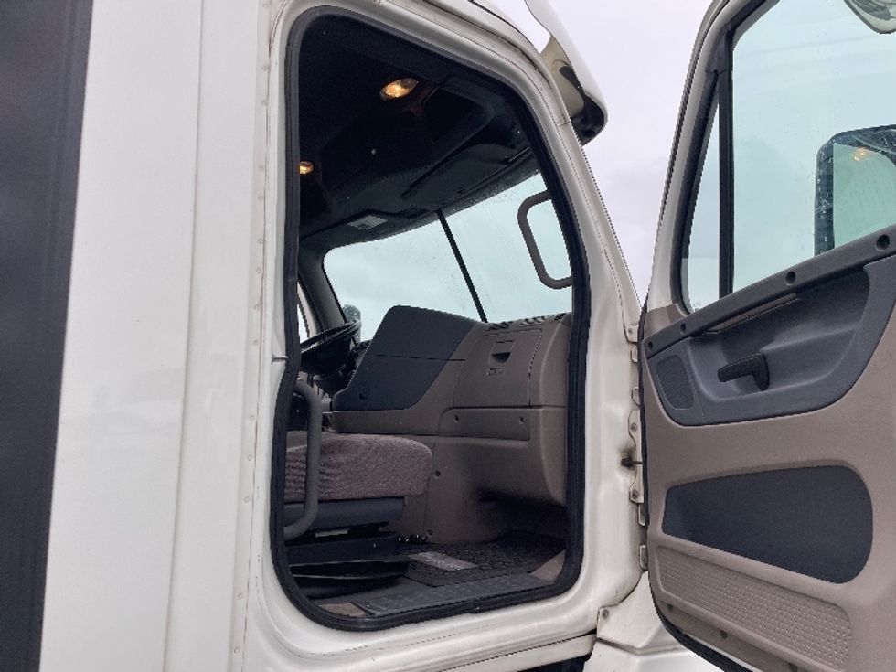 Day Cab Tractor-Heavy Duty Tractors-Freightliner-2019-Cascadia 12564ST-Fresno-CA-155,400\n\t\tmiles-$ 72,000 - Image 12