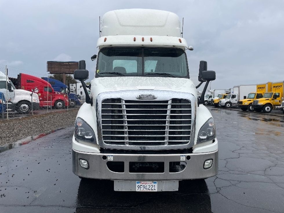 Day Cab Tractor-Heavy Duty Tractors-Freightliner-2019-Cascadia 12564ST-Fresno-CA-155,400\n\t\tmiles-$ 72,000 - Image 2