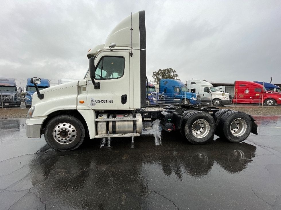 Day Cab Tractor-Heavy Duty Tractors-Freightliner-2019-Cascadia 12564ST-Fresno-CA-155,400\n\t\tmiles-$ 72,000 - Image 4