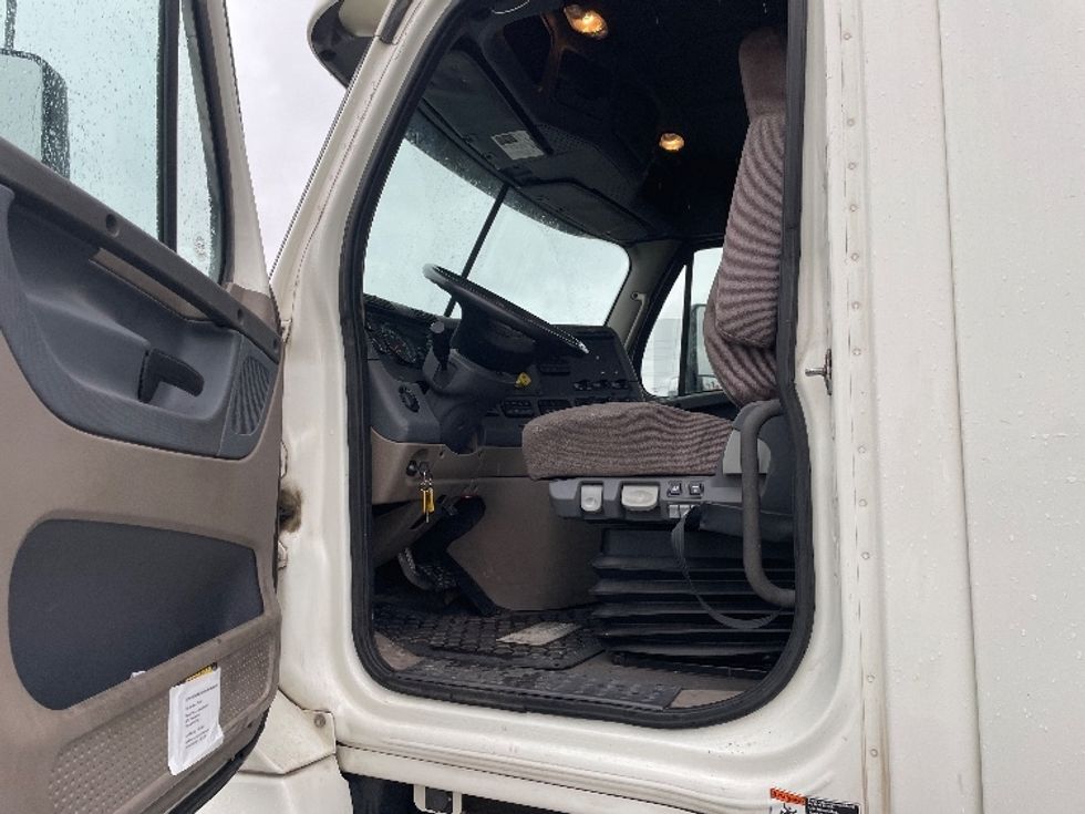 Day Cab Tractor-Heavy Duty Tractors-Freightliner-2019-Cascadia 12564ST-Fresno-CA-155,400\n\t\tmiles-$ 72,000 - Image 9