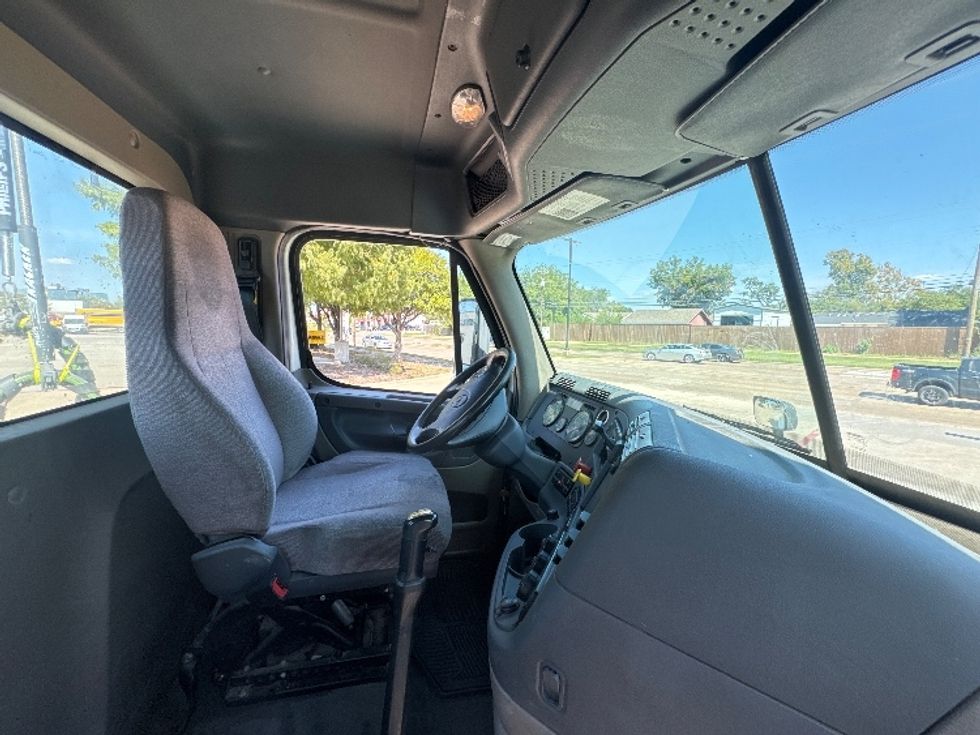 Day Cab Tractor-Heavy Duty Tractors-Freightliner-2019-Cascadia 12564ST-Garland-TX-314,618\n\t\tmiles-$ 42,500 - Image 14