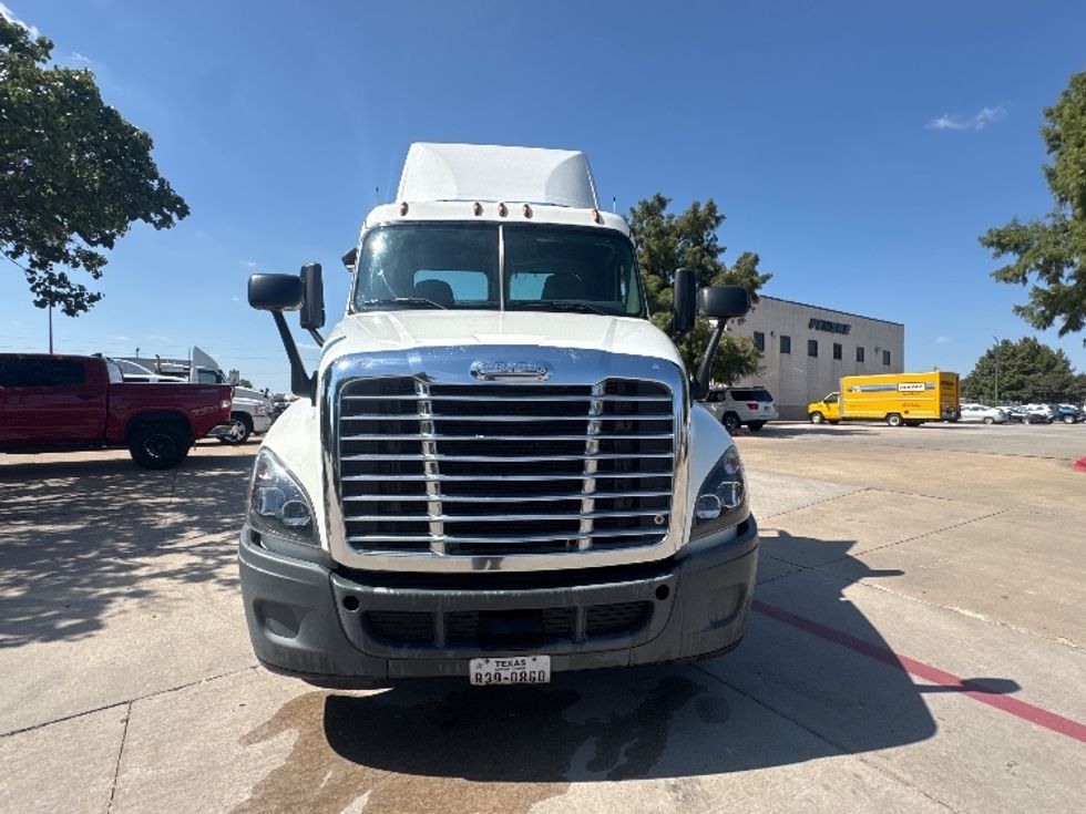 Day Cab Tractor-Heavy Duty Tractors-Freightliner-2019-Cascadia 12564ST-Garland-TX-314,618\n\t\tmiles-$ 42,500 - Image 2
