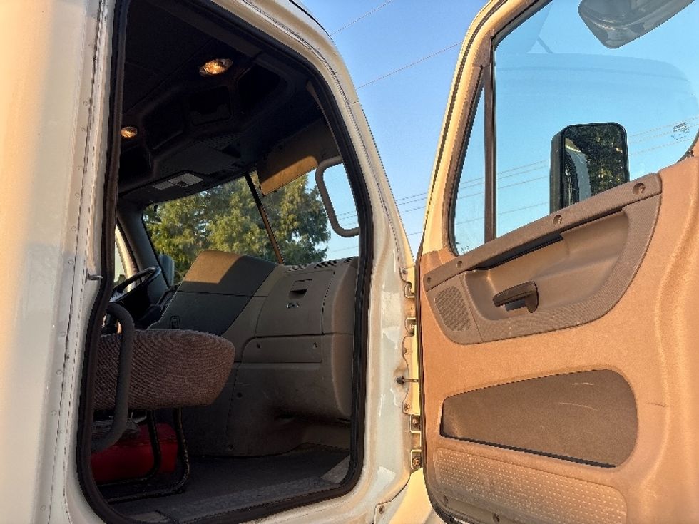 Day Cab Tractor-Heavy Duty Tractors-Freightliner-2019-Cascadia 12564ST-Garland-TX-333,148\n\t\tmiles-$ 41,500 - Image 12