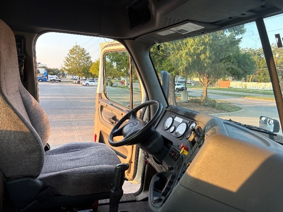 Day Cab Tractor-Heavy Duty Tractors-Freightliner-2019-Cascadia 12564ST-Garland-TX-333,148\n\t\tmiles-$ 41,500 - Image 14