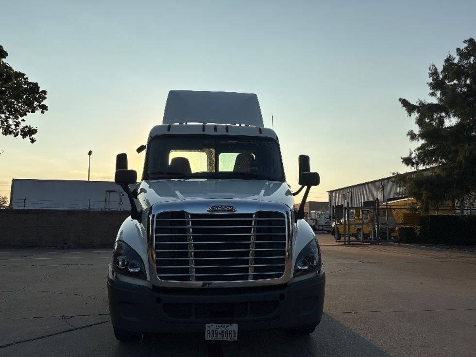 Day Cab Tractor-Heavy Duty Tractors-Freightliner-2019-Cascadia 12564ST-Garland-TX-333,148\n\t\tmiles-$ 41,500 - Image 2