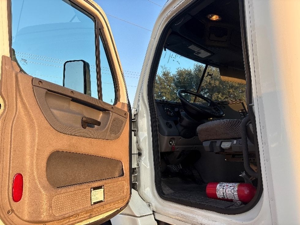 Day Cab Tractor-Heavy Duty Tractors-Freightliner-2019-Cascadia 12564ST-Garland-TX-333,148\n\t\tmiles-$ 41,500 - Image 9