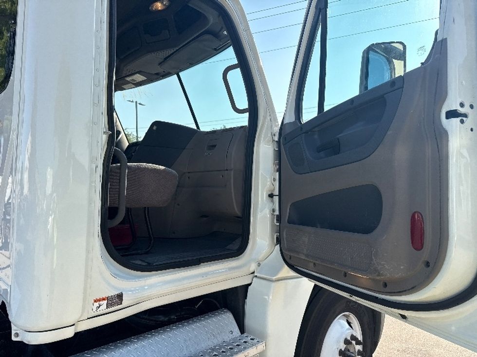 2019 Freightliner Cascadia 125" Sleeper Cab photo 12