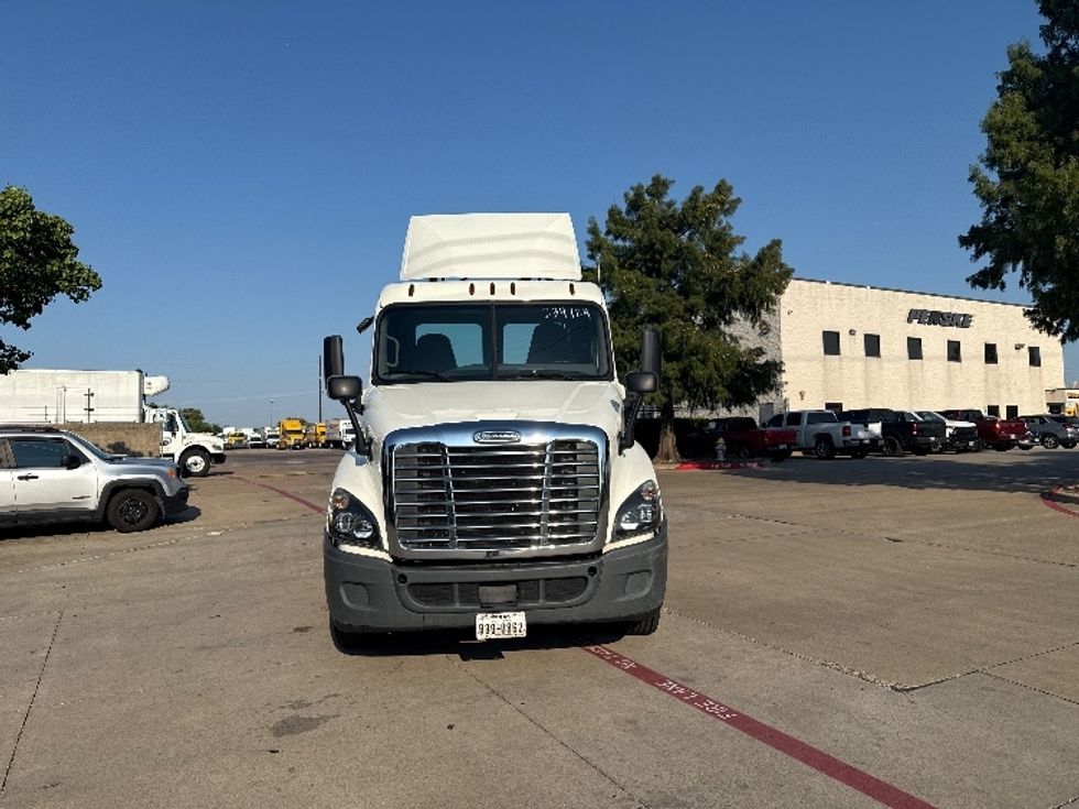 2019 Freightliner Cascadia 125" Sleeper Cab photo 2