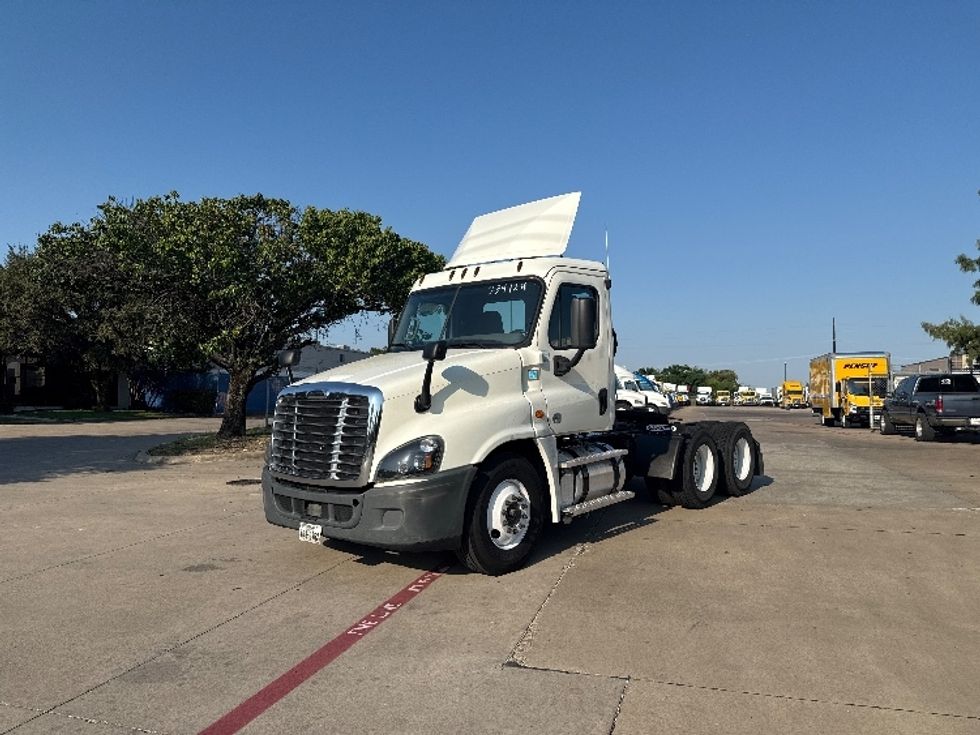 2019 Freightliner Cascadia 125" Sleeper Cab photo 3