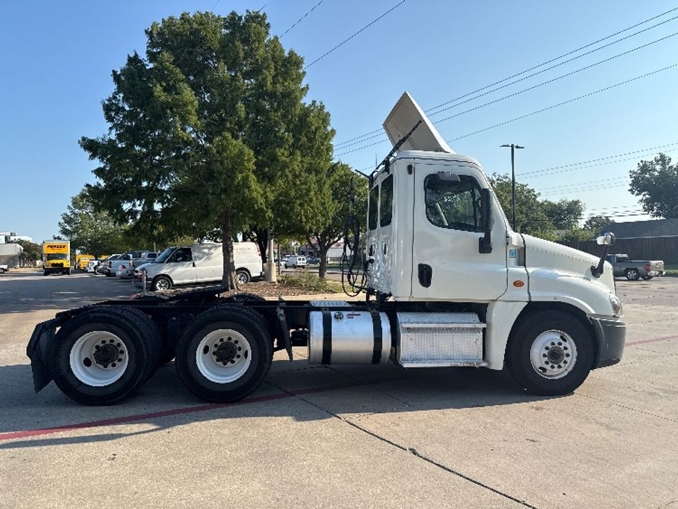 2019 Freightliner Cascadia 125" Sleeper Cab photo 8