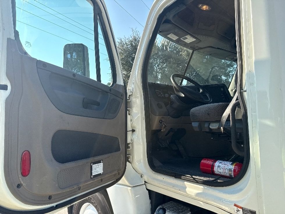 2019 Freightliner Cascadia 125" Sleeper Cab photo 9