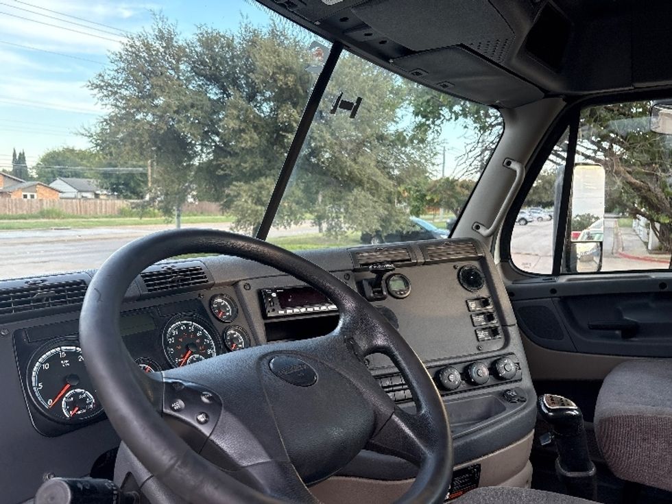 Day Cab Tractor-Heavy Duty Tractors-Freightliner-2019-Cascadia 12564ST-Garland-TX-361,283\n\t\tmiles-$ 39,750 - Image 10