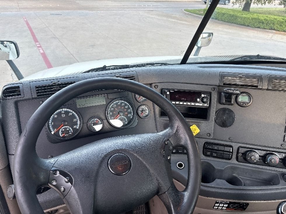 Day Cab Tractor-Heavy Duty Tractors-Freightliner-2019-Cascadia 12564ST-Garland-TX-361,283\n\t\tmiles-$ 39,750 - Image 11