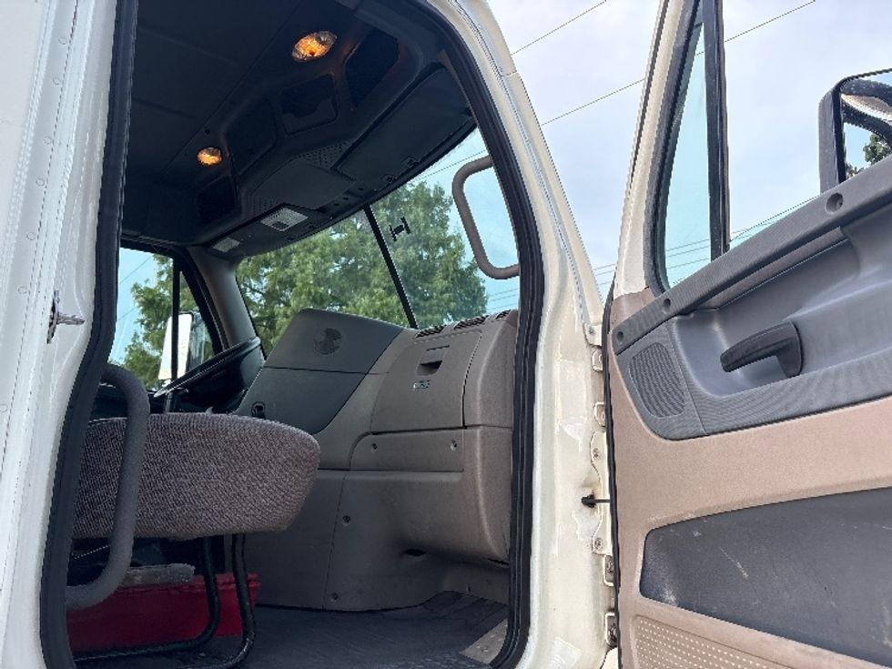 Day Cab Tractor-Heavy Duty Tractors-Freightliner-2019-Cascadia 12564ST-Garland-TX-361,283\n\t\tmiles-$ 39,750 - Image 12