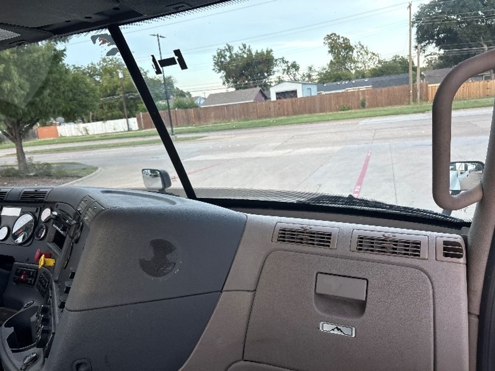 Day Cab Tractor-Heavy Duty Tractors-Freightliner-2019-Cascadia 12564ST-Garland-TX-361,283\n\t\tmiles-$ 39,750 - Image 13