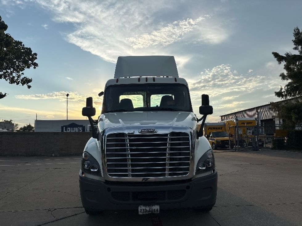 Day Cab Tractor-Heavy Duty Tractors-Freightliner-2019-Cascadia 12564ST-Garland-TX-361,283\n\t\tmiles-$ 39,750 - Image 2