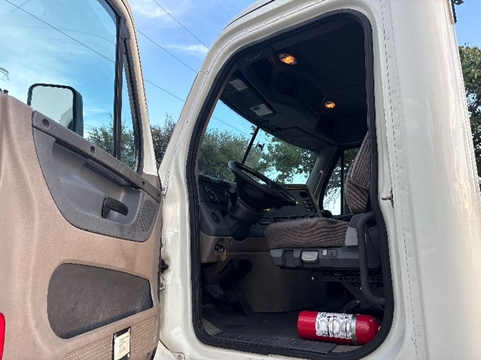 Day Cab Tractor-Heavy Duty Tractors-Freightliner-2019-Cascadia 12564ST-Garland-TX-361,283\n\t\tmiles-$ 39,750 - Image 9