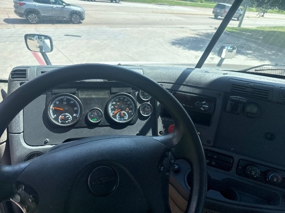 Day Cab Tractor-Heavy Duty Tractors-Freightliner-2019-Cascadia 12564ST-Garland-TX-381,798\n\t\tmiles-$ 38,500 - Image 11