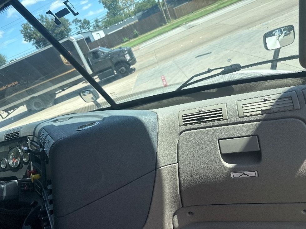 Day Cab Tractor-Heavy Duty Tractors-Freightliner-2019-Cascadia 12564ST-Garland-TX-381,798\n\t\tmiles-$ 38,500 - Image 13