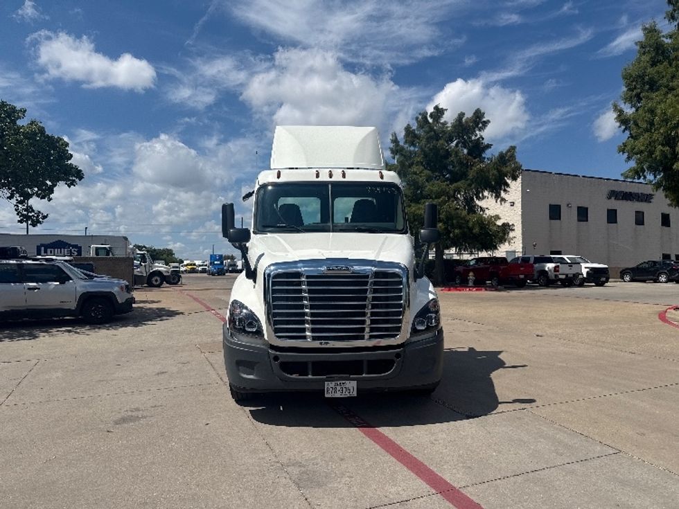 Day Cab Tractor-Heavy Duty Tractors-Freightliner-2019-Cascadia 12564ST-Garland-TX-381,798\n\t\tmiles-$ 38,500 - Image 2